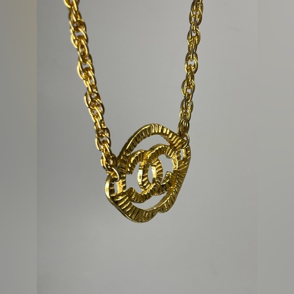 CHANEL Gold Engraved 'CC' Chain Chocker With The Box - Picture 6 of 11